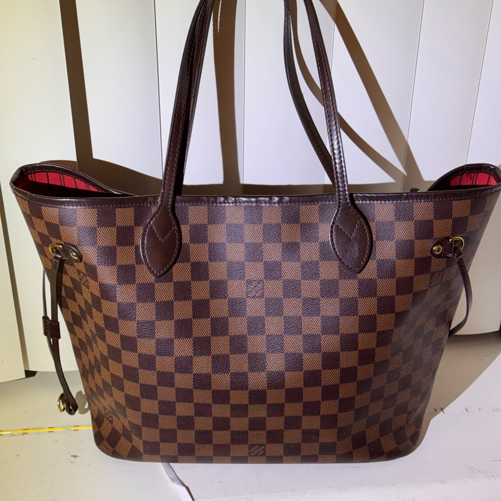 Up for sale is this beautiful Louis Vuitton brown checkerboard Neverful MM Tote!